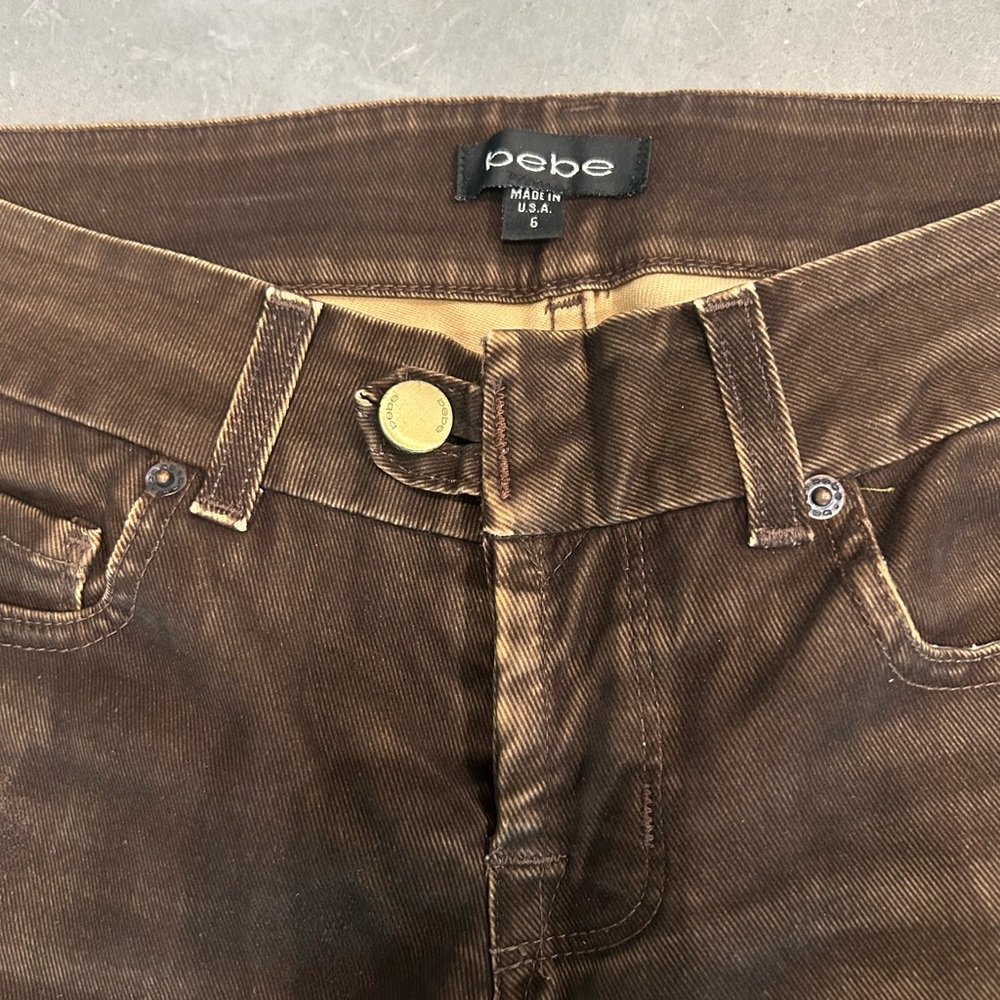 Bebe Women’s Brown wash denim. Low rise, straight leg. Slight flare.